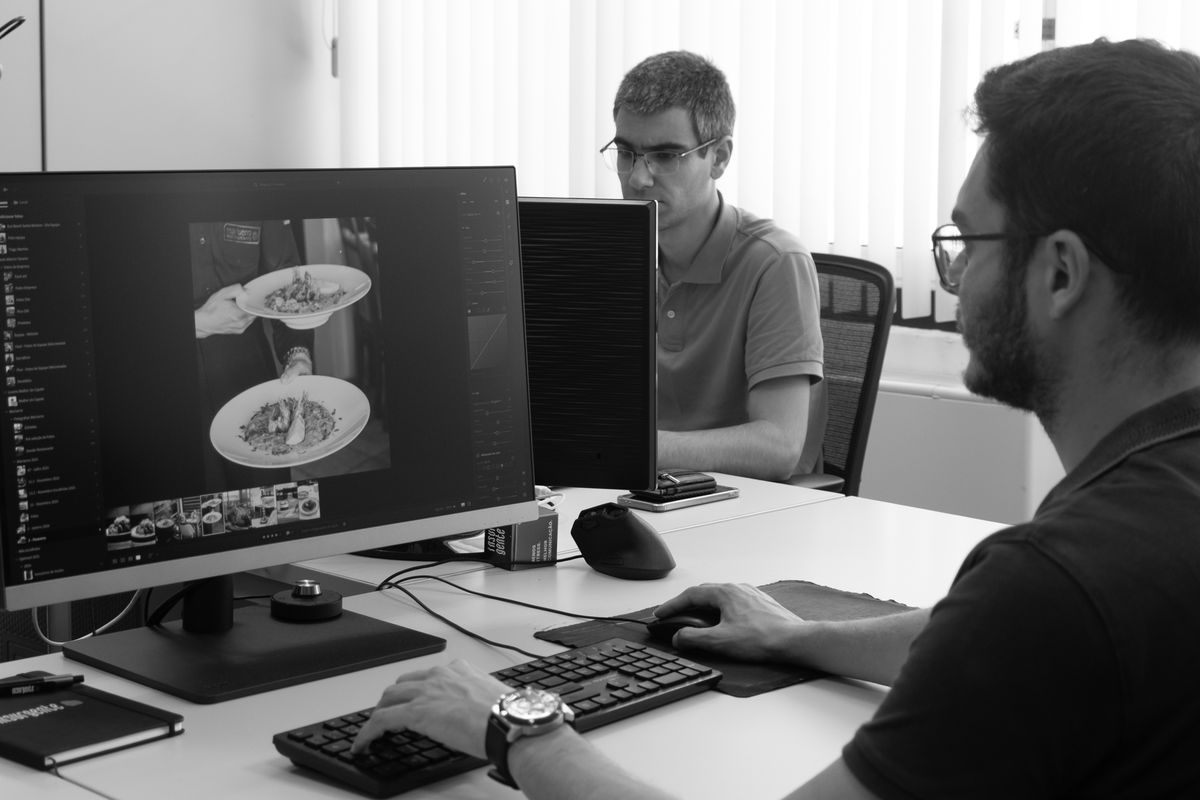 Equipa da Insurgente a trabalhar em campanhas de marketing digital no escritório de Ponta Delgada