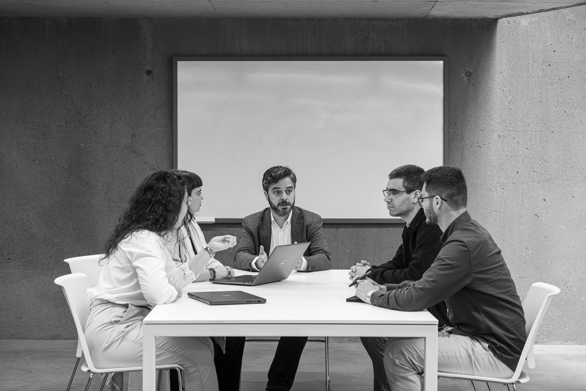 Equipa da Insurgente em trabalho de criatividade, comunicação e marketing nos Açores