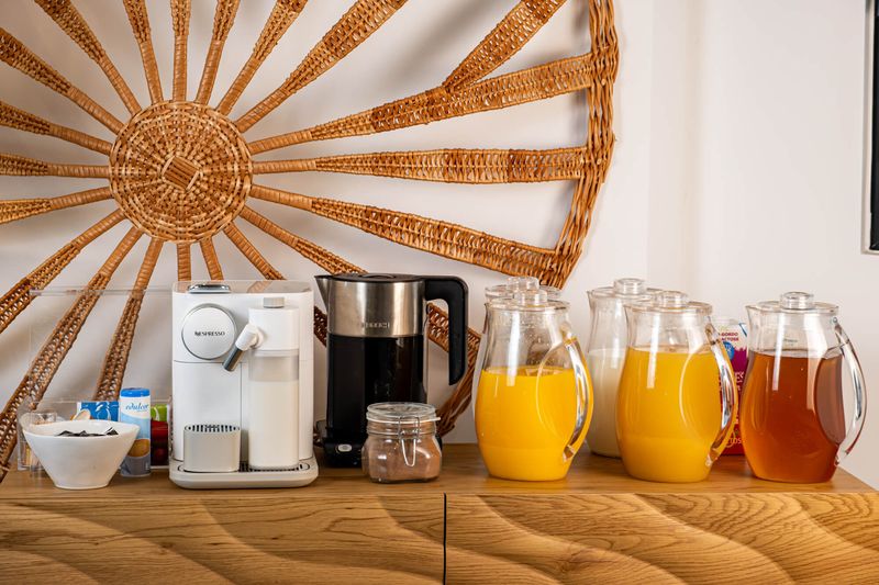 Máquina de café e sumos naturais no pequeno-almoço do Alto do Forte