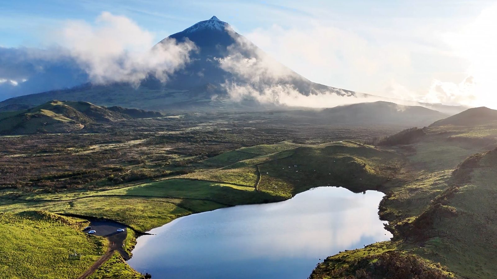 Frame do vídeo institucional do Guia Açores Natureza Viva 2026, com a montanha do Pico em destaque