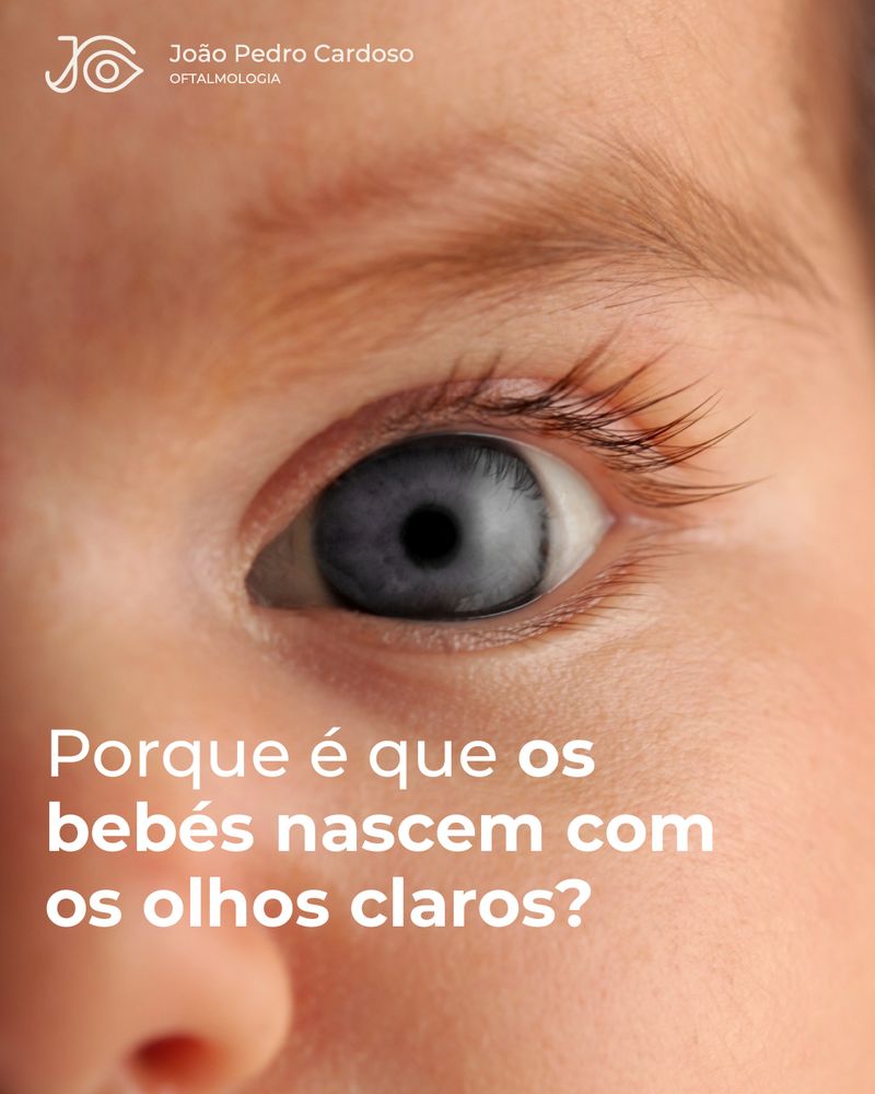 Publicação a perguntar porque é que os bebés nascem com os olhos claros, sobre uma fotografia do olho de um bebé