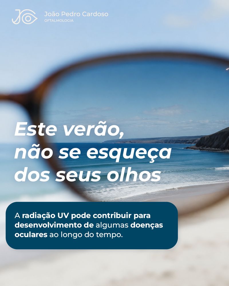 Publicação de verão a lembrar a proteção dos olhos, com óculos de sol sobre uma praia