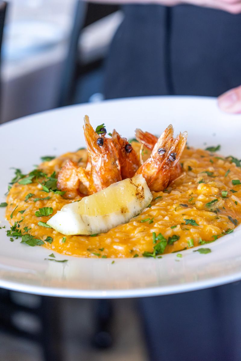 Arroz de camarão e marisco, cozinha açoriana tradicional servida no restaurante Mariserra em São Miguel