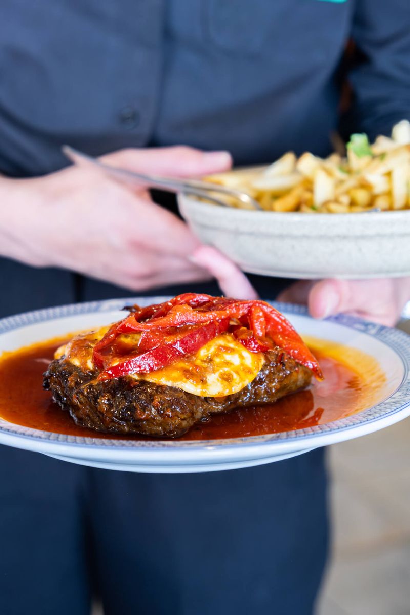 Bife regional açoriano com queijo e pimento servido no restaurante Mariserra em São Miguel