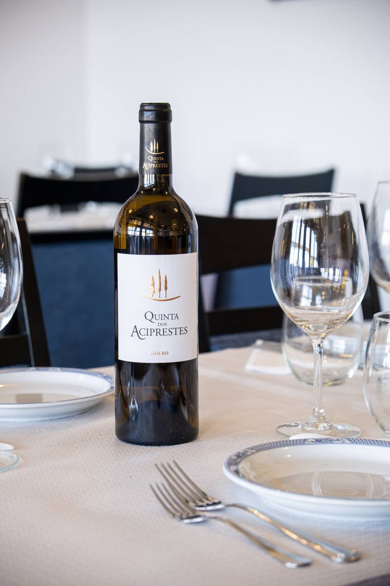 Garrafa de vinho português Quinta dos Aciprestes na mesa do restaurante Mariserra em São Miguel