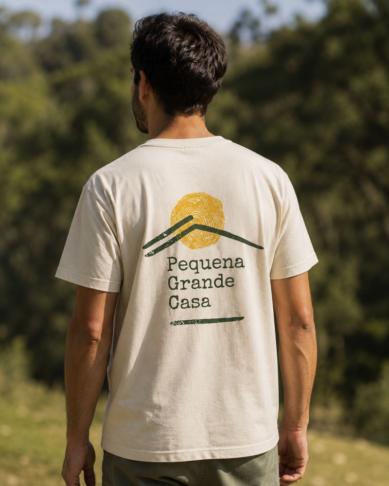 T-shirt da Pequena Grande Casa com o logótipo bordado, parte do sistema de materiais da marca